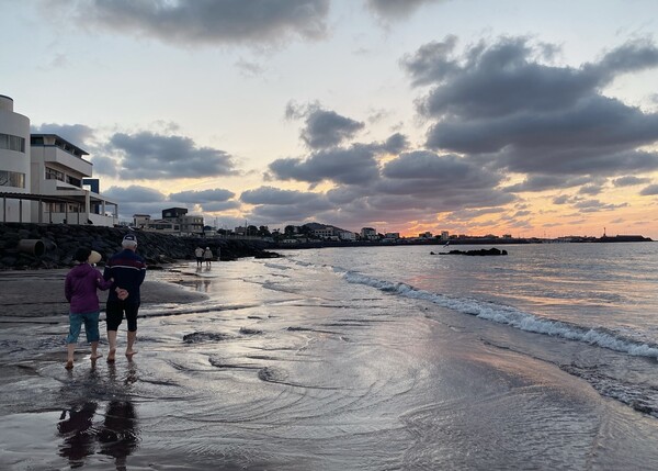 주말인 지난 15일 오후 제주시 삼양동 검은 모래 해변에서 시민들이 맨발로 걷고 있다. : 제주인뉴스