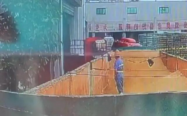 칭다오 맥주 제3공장에서 한 남성이 원료창고 안에서 소변을 보고 있다. : 웨이보 캡처