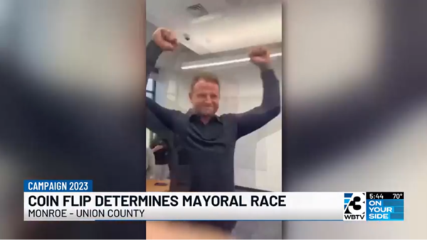 미국 노스캐롤라이나주 먼로시의 시장 선거에서 로버트 번즈 후보가 동전 던지기로 당선이 결정된 뒤 환호하고 있다. : WBTV 영상 캡처