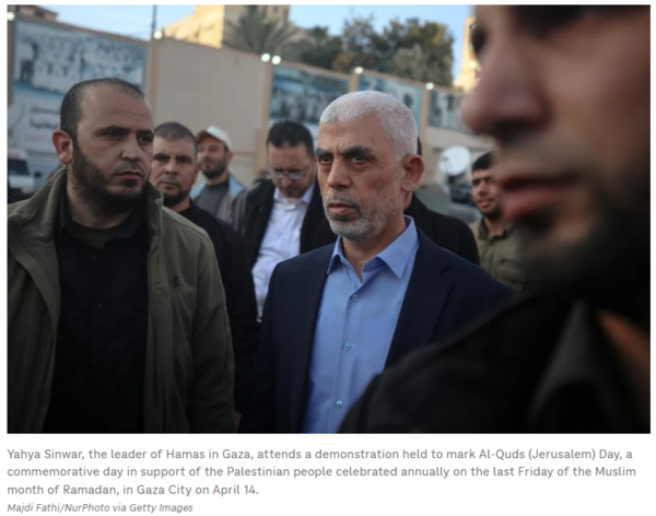 하마스 지도자 야히야 신와르(Yahya Sinwar)가 19일(현지시간) 가자시티에서 매년 무슬림 달인 라마단 마지막 금요일에 열리는 팔레스타인인 지원 기념일인 알쿠드스(예루살렘)의 날을 기념하기 위해 열린 시위에 참석하고 있다. : NPR 기사 본문 캡처