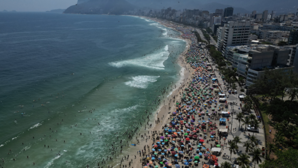 2023년 11월 15일 브라질 리우데자네이루 이파네마 해변. 기록적인 폭염 속에서 수많은 인파가 해변을 찾았다. 올해 11월은 남미 역사상 가장 따뜻한 11월로 기록됐다. : Getty Images