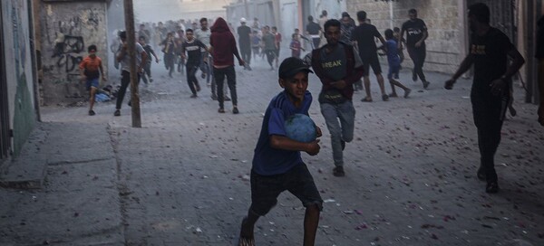 팔레스타인 가자 지구 라파시에서 이스라엘의 미사일 공격에 대피하고 있는 주민들. UN news 캡처