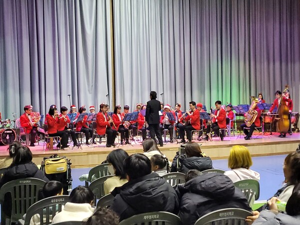 지난 20일 영지학교 교내 체육관에서 열린 ‘한라윈드앙상블’ 크리스마스 공연. : 영지학교