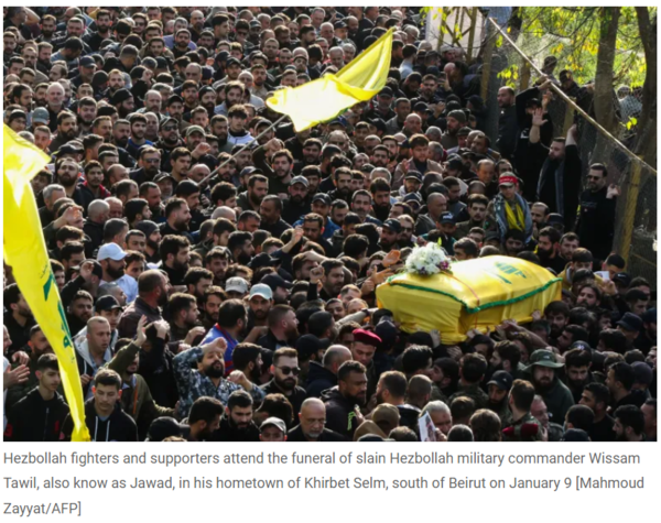 지난 9일(현지시간) 레바논 남부 키르베트 셀름에서 이스라엘의 공격으로 사망한 헤즈볼라 정예 라드완군 사령관 위삼 알타윌의 장례식에서 군중들이 그의 관을 옮기고 있다. : ALJAZEERA 기사 본문 캡처