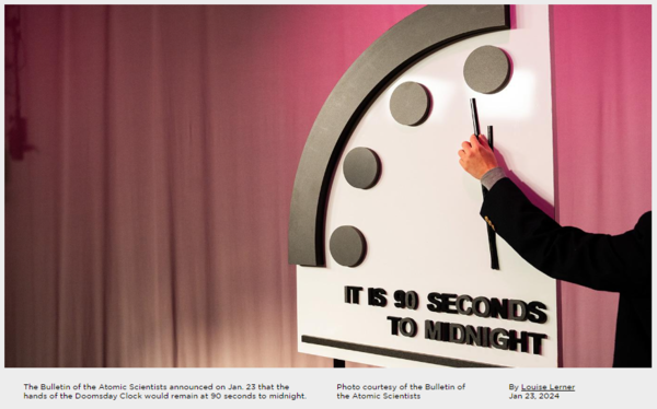 인류 멸망까지의 시간을 상징적으로 보여주는 '운명의 날 시계(The Doomsday Clock)'가 자정 90초 전으로 설정됐다. 이 시계는 미국 시카고대학교 해리스 공공정책대학원이 있는 켈러 센터의 게시판 사무실에 위치해 있다. : UCHICAGO NEWS 기사 본문 캦처