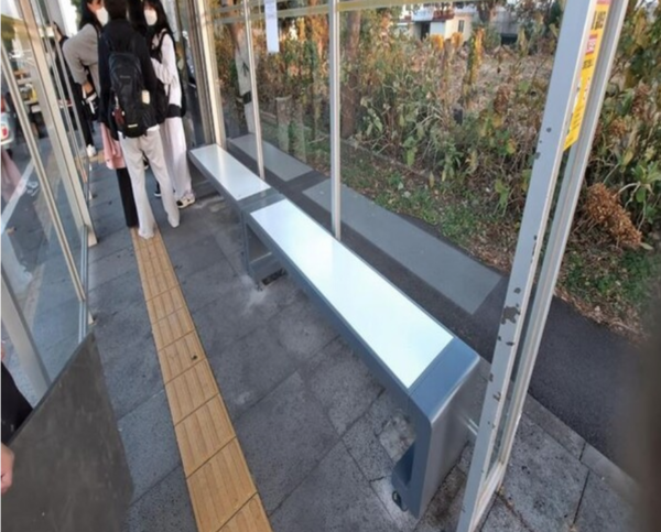 버스정류소에 설치된 온열의자. : 서귀포시