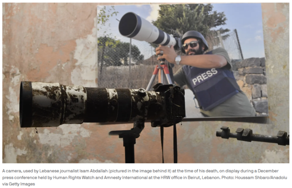 언론인보호위원회(CPJ)의 최신 집계에 따르면 지난해 10월 7일 시작된 이스라엘-하마스 전쟁 이후 최소 83명의 언론인이 사망한 것으로 확인됐다. 레바논 언론인 이삼 압달라(뒤 이미지 사진)가 사망 당시 사용했던 카메라. :AXIOS 기사 본문 캡처