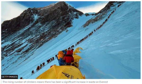 에베레스트 산은 그간 산악인들의 꿈과 도전의 상징으로 자리잡아왔다. 그러나 최근 등반자 수가 급증하면서 산꼭대기에 불어나는 쓰레기 문제가 심각해지고 있다. : BBC 기사 본문 캡처