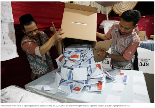 선거 종료 후 투표용지를 쏟아붓는 선거 관계자들의 모습. : 자카르타 포스트 기사 본문 캡처