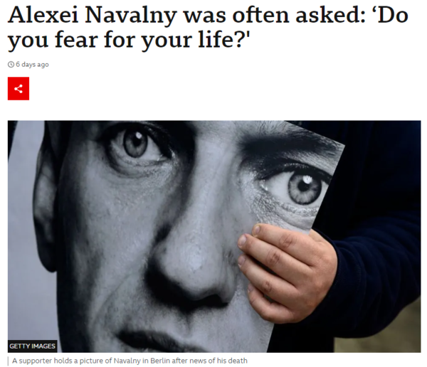 감옥에서 의문사한 러시아 반정부 운동가 알렉세이 나발니의 지지자가 사망 소식 이후 베를린에서 그의 사진을 들고 있다. : BBC 기사 본문 캡처