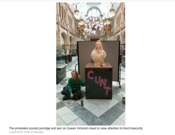 3일(현지시간) 스코틀랜드 글래스고 켈빈그로브 미술관에서 빅토리아 여왕 조각상에 대한 극적인 시위가 벌어져 영국의 식량 불안 위기가 전면에 부각됐다. : ARTnews 기사 본문 캡처