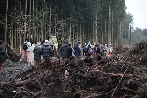 비자림로를 지키기 위해 뭐라도 하려는 시민들이 지난해 2월 18일 도로 확장 공사가 진행되고 있는 비자림로 현장에서 비자림로 공사중단 챌린지를 하고 있다. : 비자림로 시민 모임
