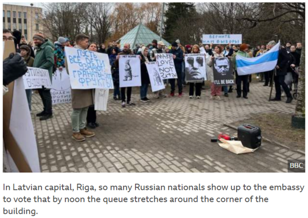 17일(현지시간) 라트비아 수도 리가의 대사관 앞에선 작은 시위가 열렸다. 참가자들은 "푸틴=죽음"과 "가짜 선거"라는 포스터를 들고 있었다. : BBC 기사 본문 캡처