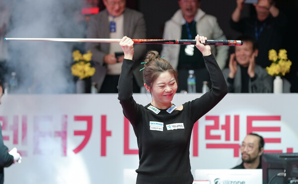  김가영(하나은행)이 LPBA 월드챔피언십 결승전에서 극적인 역전우승을 이룬 뒤 환호하고 있다.  : 제주도