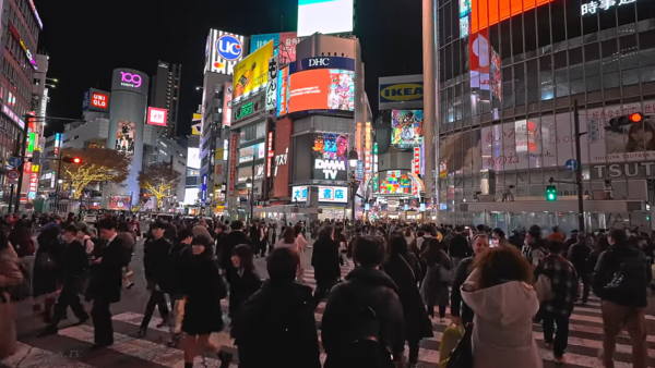 도쿄 최대 번화가인 시부야. 시부야 교차로는 세계에서 가장 복잡한 교차로이며, 도쿄의 타임스 스퀘어라고도 불린다. : 4K JAPAN 영상 캡처