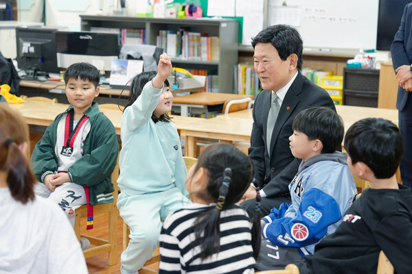 지난 25일 삼성초등학교 돌봄교실에서 초1 맞춤형 프로그램에 참여한 김광수 교육감. : 교육청